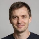 Довольный клиент онлайн-казино 586app10 с лицензией PAGCOR на профессиональном студийном портрете